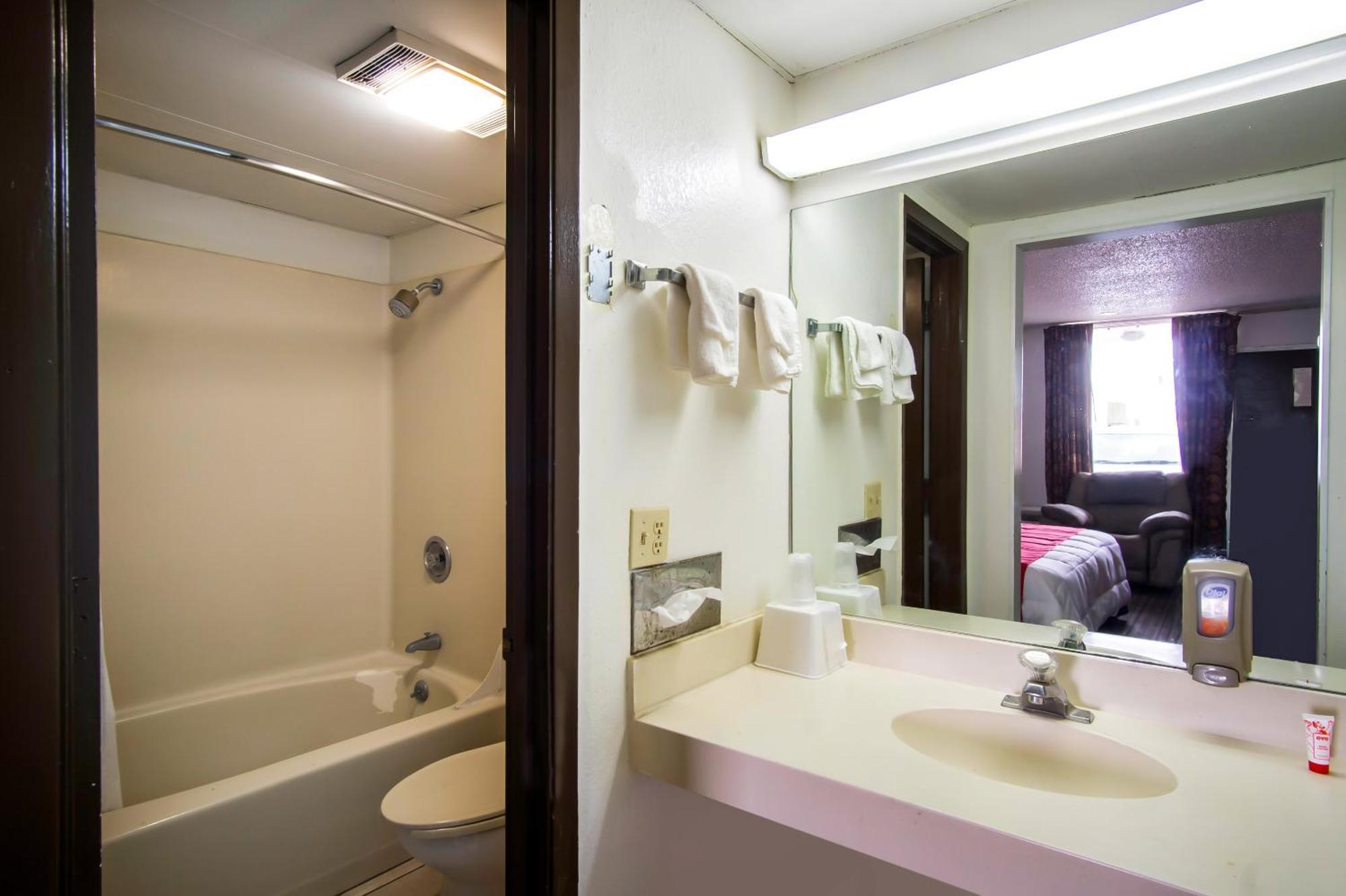 Oyo Hotel Hutchinson West 4Th Ave Ngoại thất bức ảnh