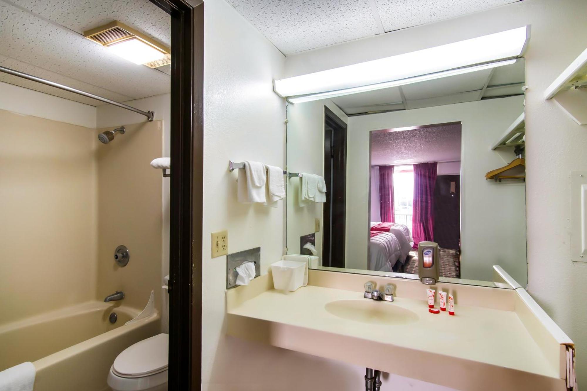 Oyo Hotel Hutchinson West 4Th Ave Ngoại thất bức ảnh