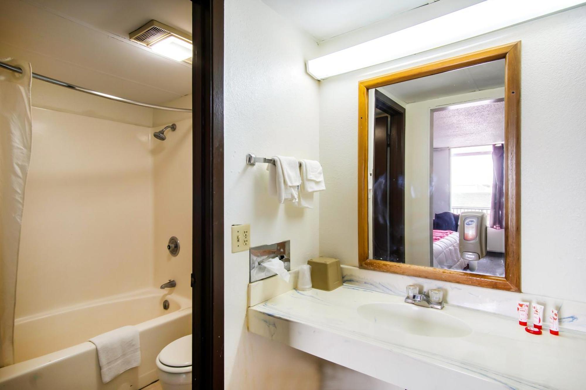 Oyo Hotel Hutchinson West 4Th Ave Ngoại thất bức ảnh