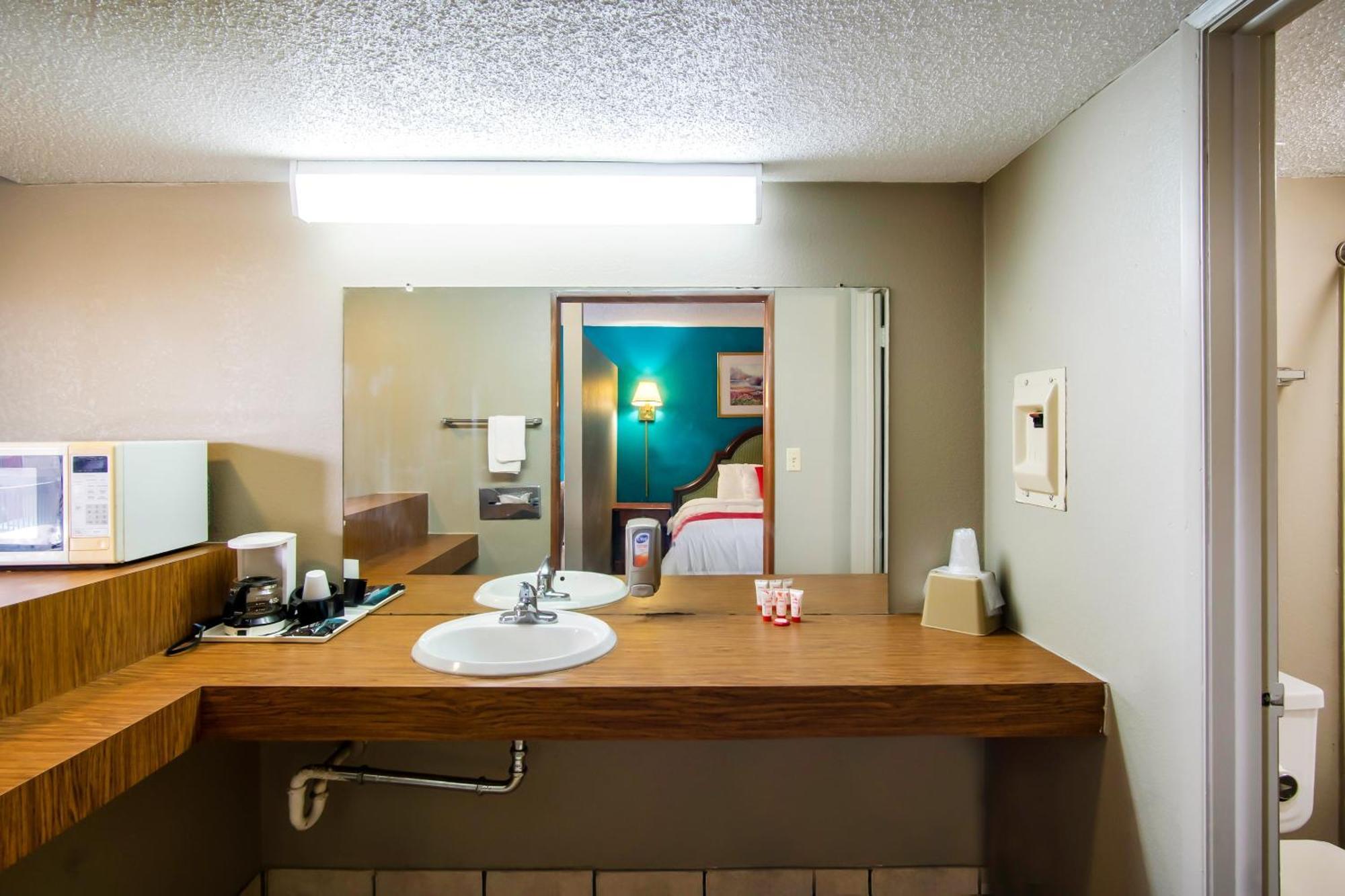 Oyo Hotel Hutchinson West 4Th Ave Ngoại thất bức ảnh