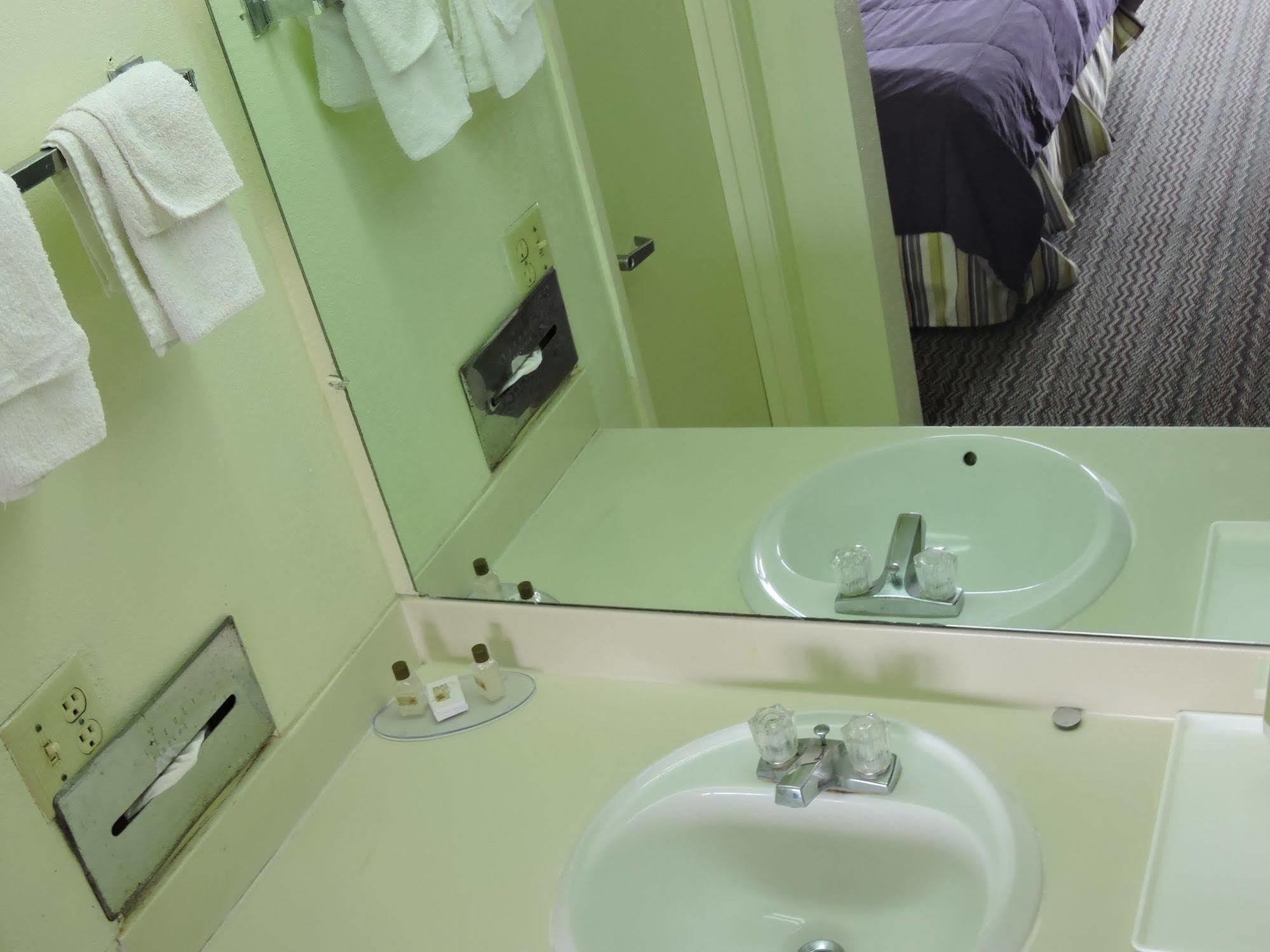 Oyo Hotel Hutchinson West 4Th Ave Ngoại thất bức ảnh